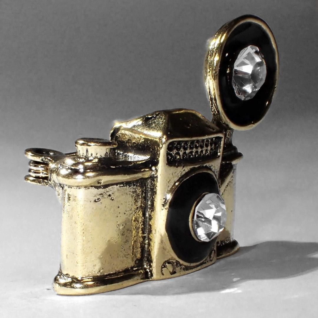 アンティーク　カメラ　薄い金色　ゴールド色　ラインストーン　ピンブローチ　ブローチ　ピンバッジ　バッジ　ピンズ　ラペルピン
