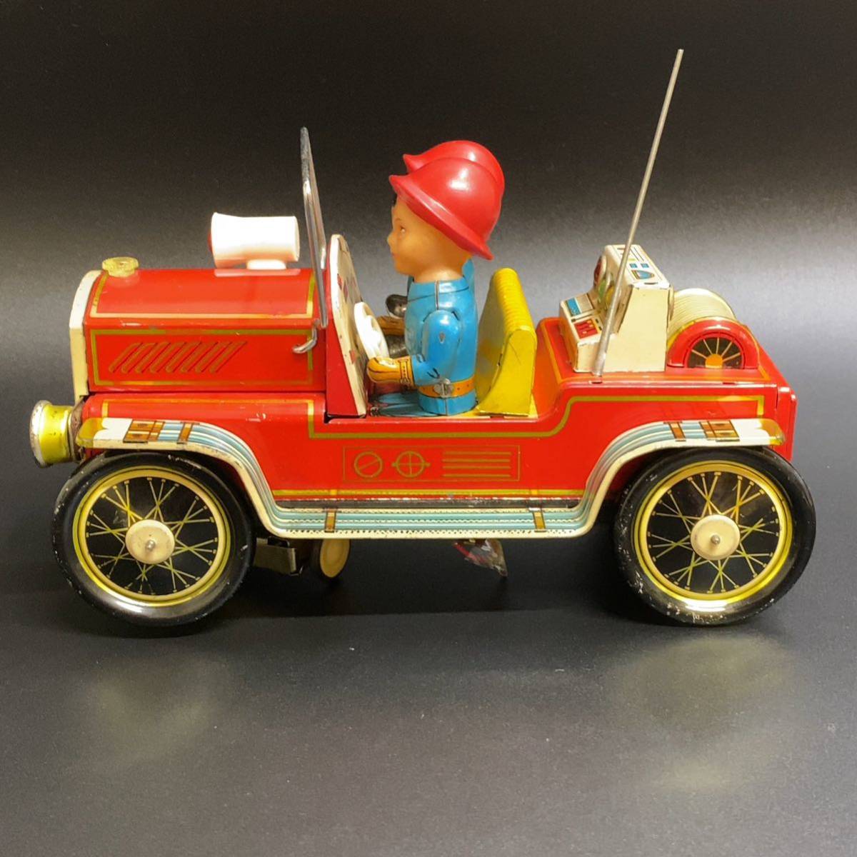 【動作品】当時物 ブリキ 玩具 消防車 頭部はソフビ クラシックカー 赤 昭和 レトロ 電池駆動 難あり ミニカーの画像2