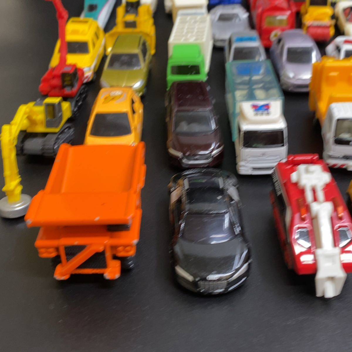 トミカ 70台 まとめ TOMICA TOMY とみかようちえん スポーツカー パトカー トラック 作業車 バス 普通車 緊急車両 限定 レア_画像8