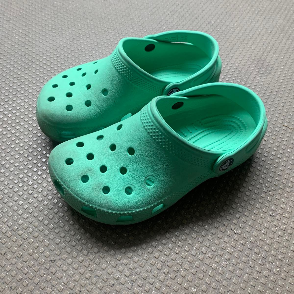 サンダル クロックス crocs キッズ　j1 エメラルドグリーン