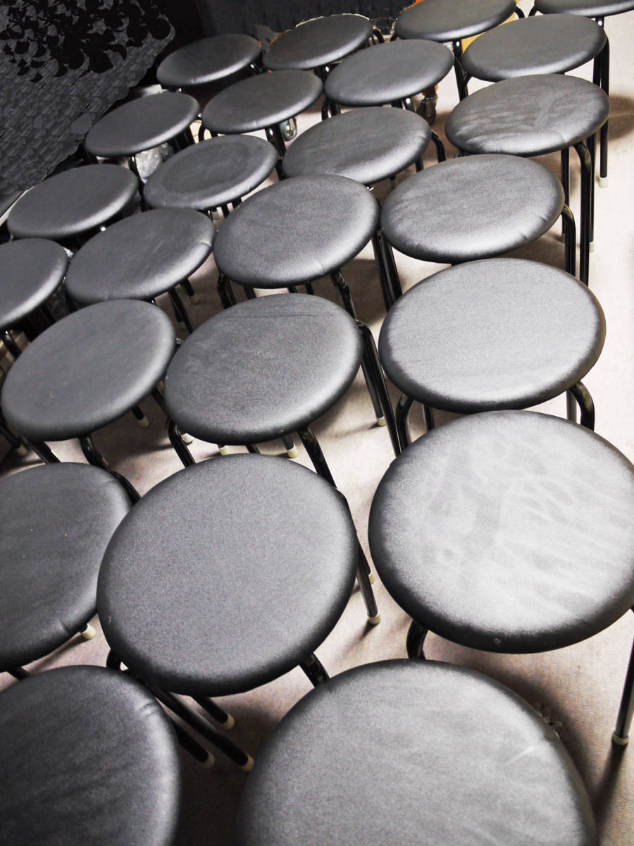 大阪引取 丸椅子 30脚 パイプ椅子 黒 積み重ねOK イス スタッキング スツール チェア 軽量 箱付 つや消し座面 直径32ｃｍ 高さ44.5cm_画像7