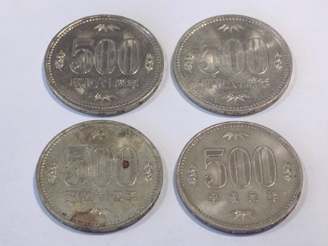 ★ 500円硬貨 4枚 まとめ売り / 白銅貨 昭和64年×3枚、平成元年×1枚 古銭 貨幣 500円玉 ★の画像1