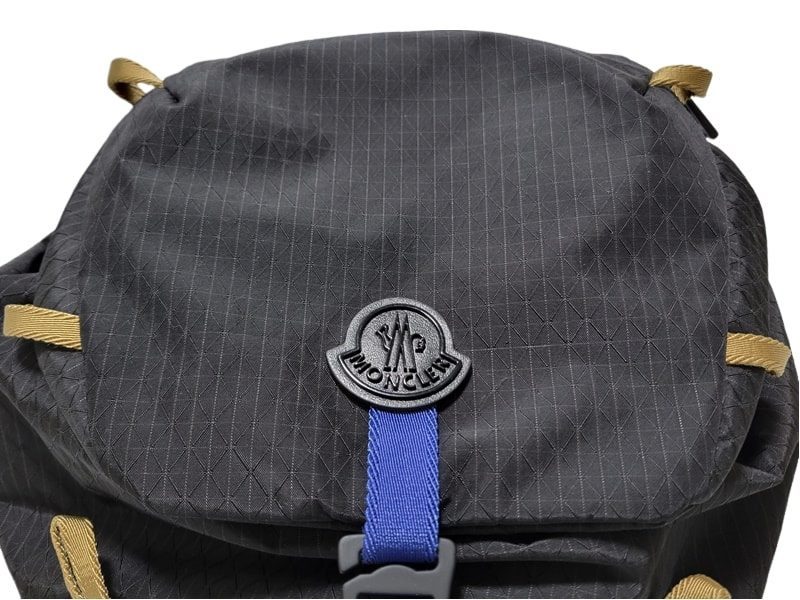 本物新品モンクレールMONCLERロゴ全開のデザイン ナイロンｘレザーリュック バッグ バックパック 黒 ダウンジャケット パーカーに合う