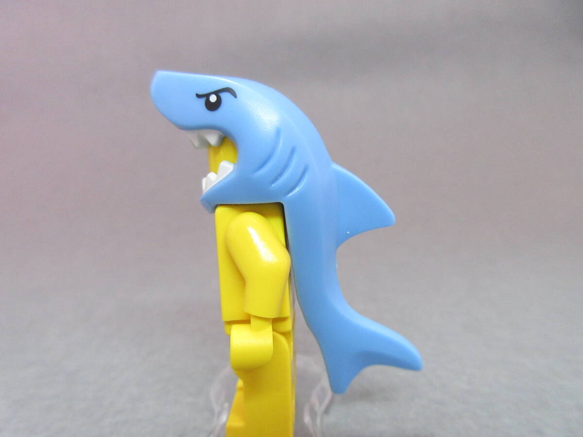 LEGO★U 正規品 未使用 サメ 着ぐるみ 被り物 ミニフィグ シリーズ 同梱可能 レゴ minifigures series ミニフィギュア 生き物 海洋生物_画像3