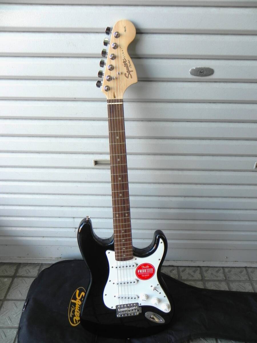 中古 ＊  Fender   Squier STRAT  ケース入り  （ジャンク扱い）の画像2