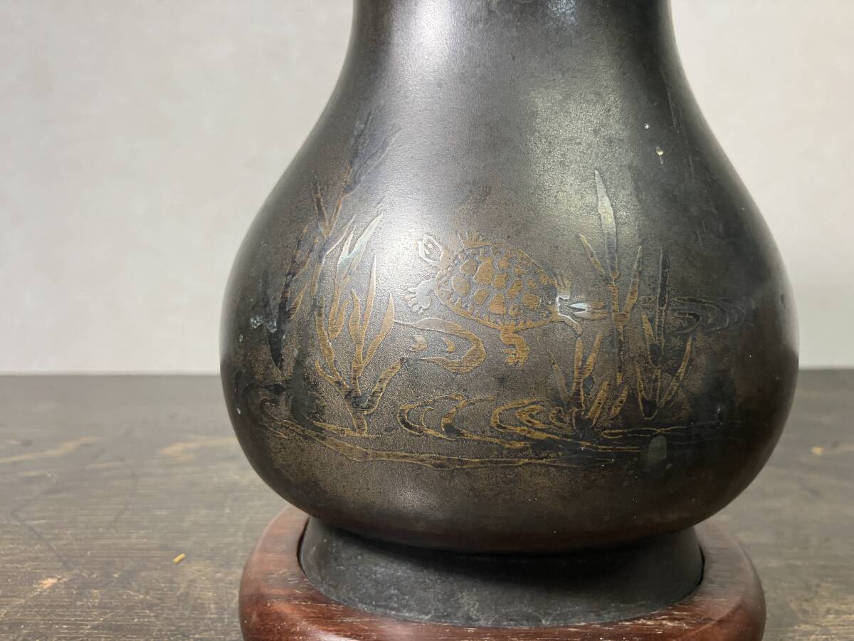 京都⑥ 古銅製 亀花蝶文 花生 唐木台付 高さ18.7cm 幅13.0cm cxp_画像6