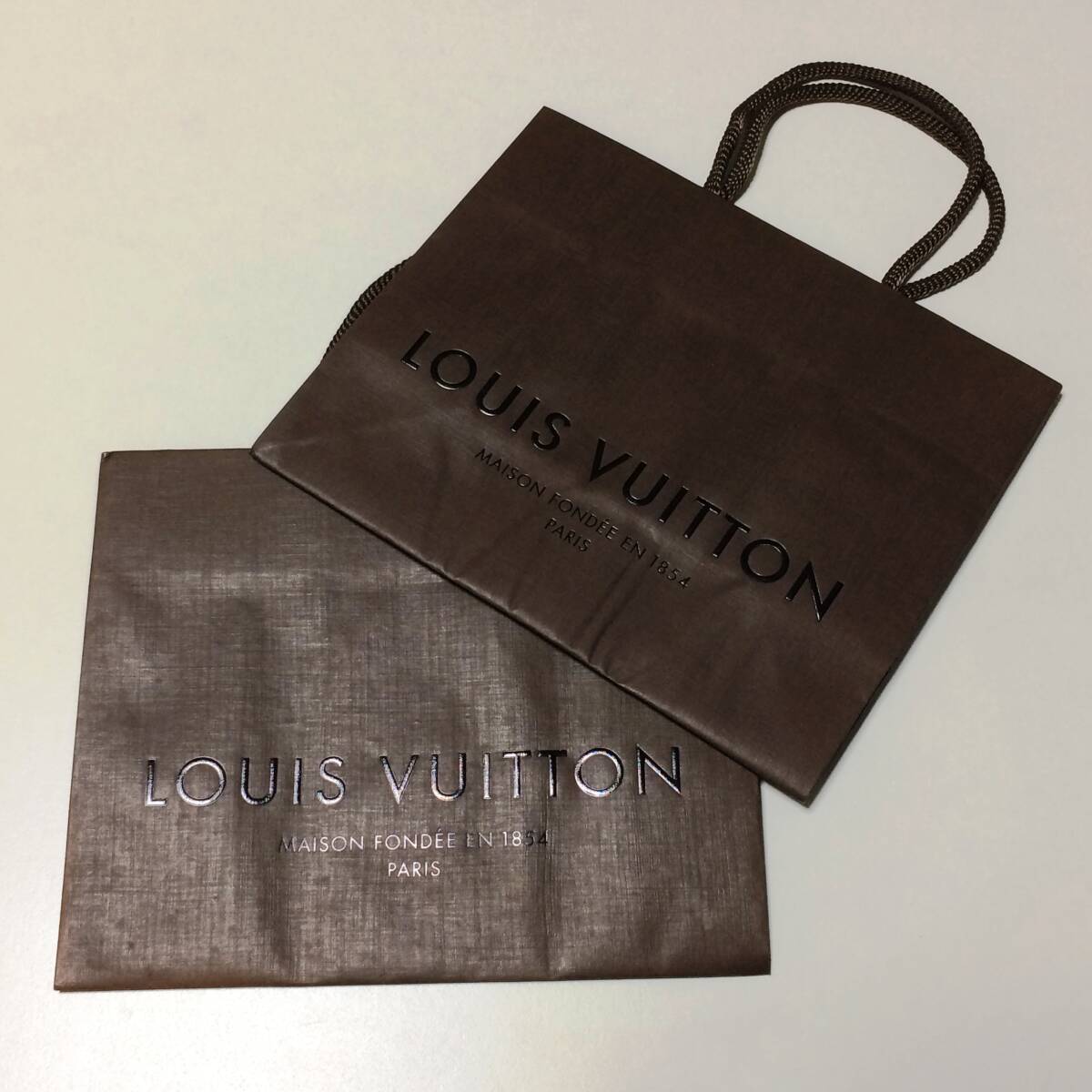 【送料無料】ルイヴィトン・LOUIS VUITTON 紙袋/ 手提げ袋２枚セット / 縦17.5㎝ × 横21.5㎝ × マチ10.5㎝ / ショップバック_画像1