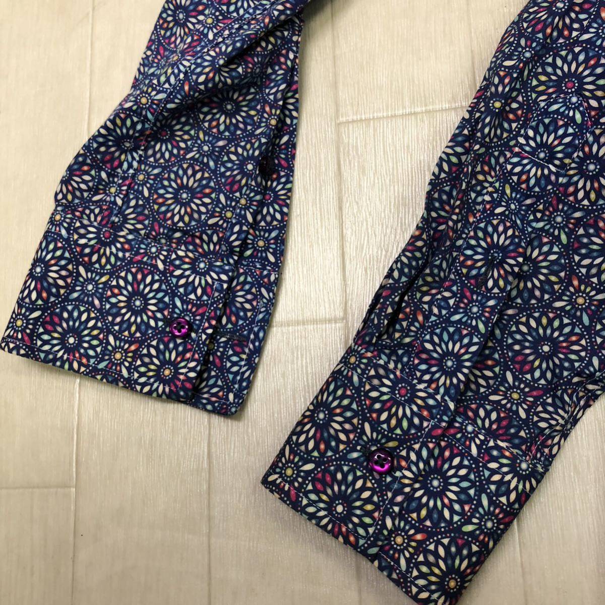 中古劣化あり 長期保管品 COTON DOuX 長袖シャツ　38-15　 柄物 総柄　ブルー　青　カラフル　花火　花柄　万華鏡　模様_画像3