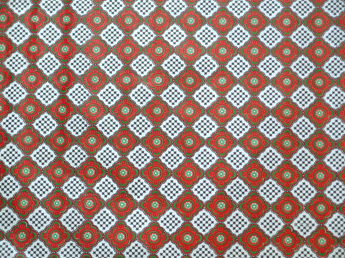  スイス製 ヴィンテージ＆レトロ ワックスペーパー,包装紙 (レトロならではの幾何学模様、赤緑プラス黒いクロス) 48cm×50cmの画像2