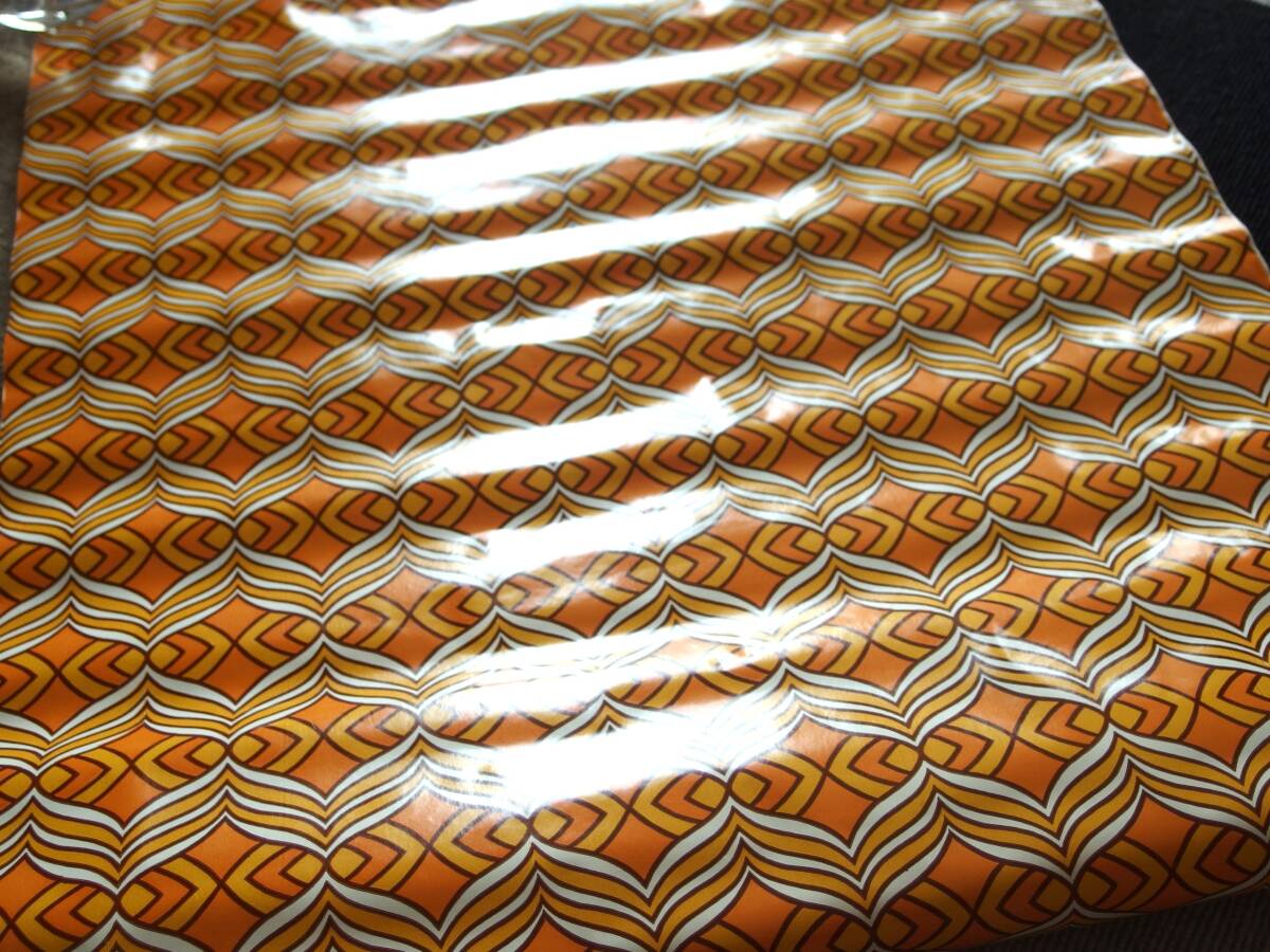 スイス製 ヴィンテージ＆レトロ ワックスペーパー 包装紙 (少し薄いオレンジ/アプリコット色の幾何学模様) 49.5cm×50cmの画像6
