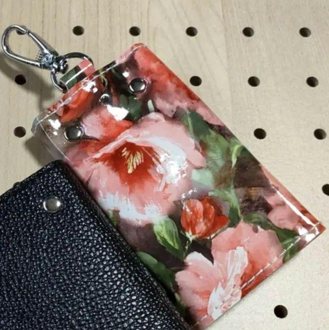 ◆送料無料◆　エナメル　キーケース　花柄　レッド　赤　フラワープリント　軽量　プレゼント　ギフト　薔薇　牡丹