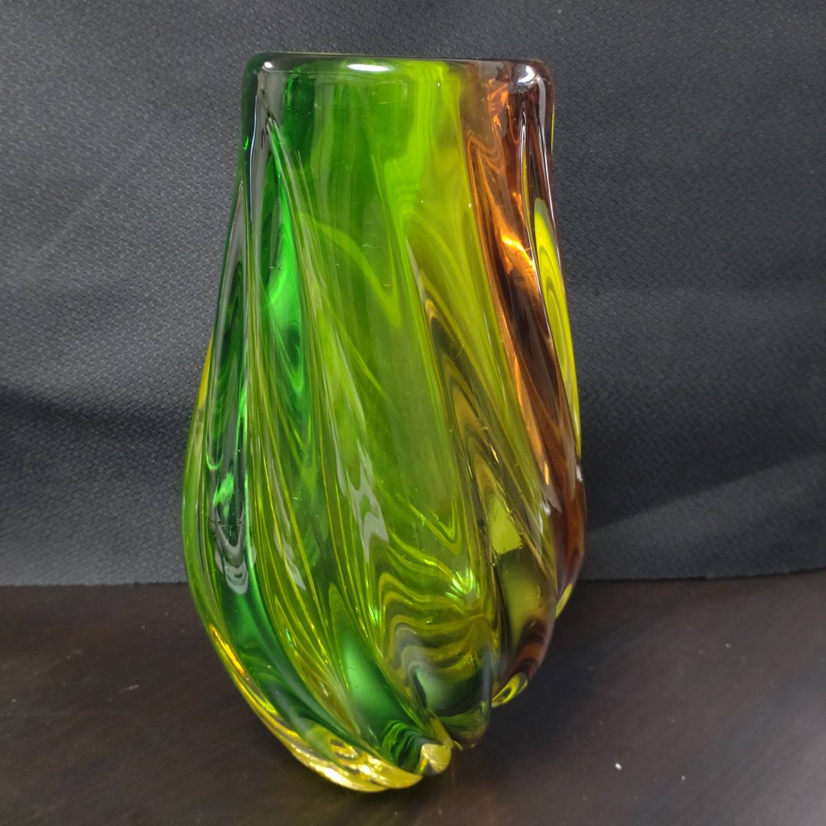 未使用■昭和レトロ 花瓶 高さ26cm■IWATA GLASS　岩田ガラス■art glass グラデーション 緑黄茶　ビンテージ_画像4