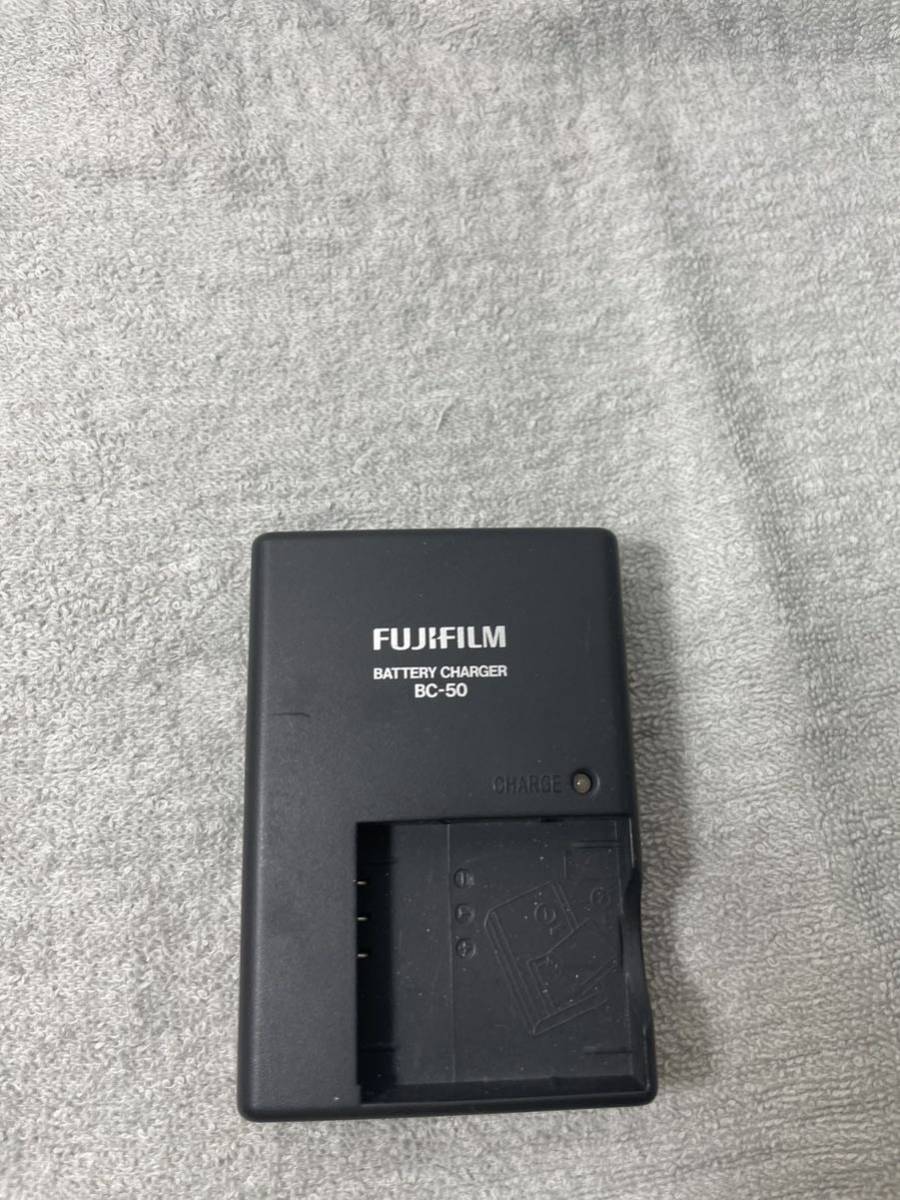 FUJIFILM 富士フィルムデジカメ FinePix F60fd バッテリー,充電器付き 通電動作確認済 3xf＝8-24mm 1:2.8-5.1_画像9