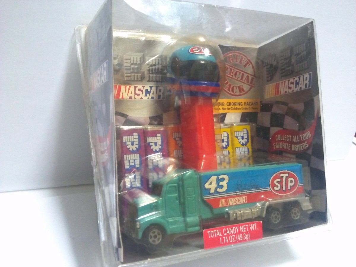 NASCAR #43 PEZ☆ TRUCK AND HELMET DESPENSER /CANDY 未開封品 レアの画像3