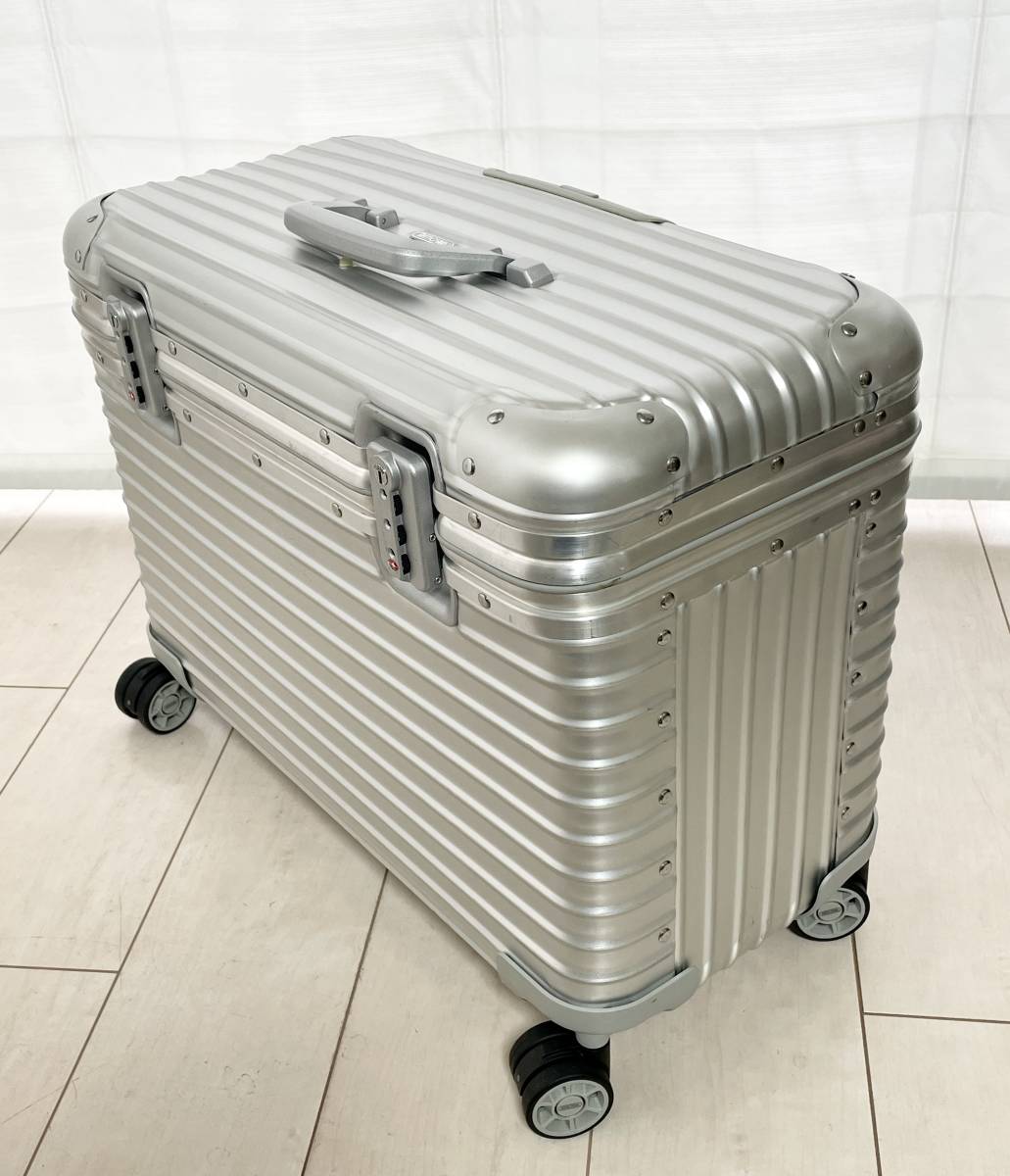 リモワ(RIMOWA) スーツケース リモワ　パイロット　37L(923.51.00.4) ４輪マルチホイール_画像4