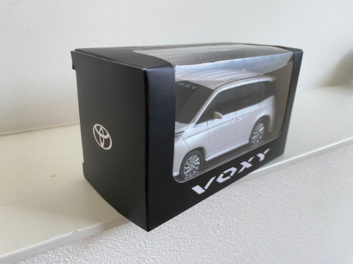 新型 ヴォクシー ミニカー トヨタ プルバックカー カラーサンプル ホワイトパールクリスタルシャイン 070 色見本 非売品 