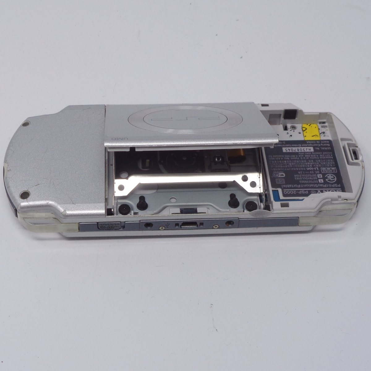 PSP-2000 シルバー 本体のみ 動作確認済み【裏蓋 バッテリー無し PSP-2000 シルバー 本体のみ 動作確認済み【裏蓋 バッテリー無し