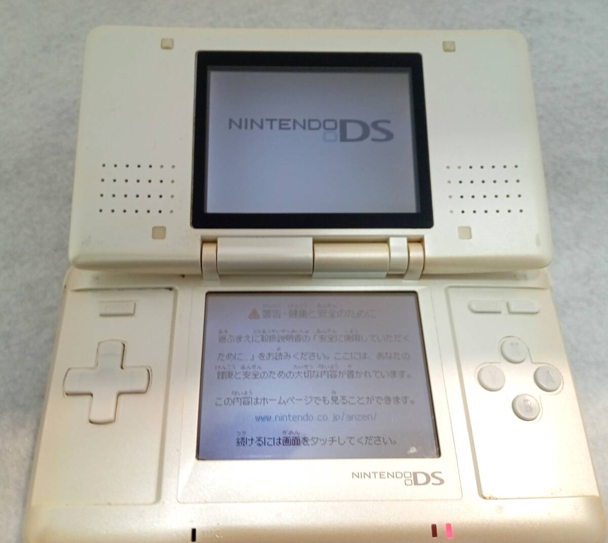 #1313【NintendoDS/任天堂/NTR-001/現状品/通電確認済・動作未確認】本体 アダプター 中古品 現状渡し ヴィンテージゲーム ジャンク品_画像4