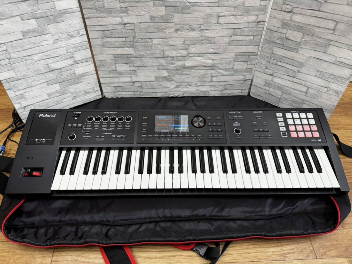 【41458.0220KA】◆中古品◆　通電確認済　ローランド/Roland 　FA-06　Ver2.0　キーボード　シンセサイザー　ソフトケース付き_画像1