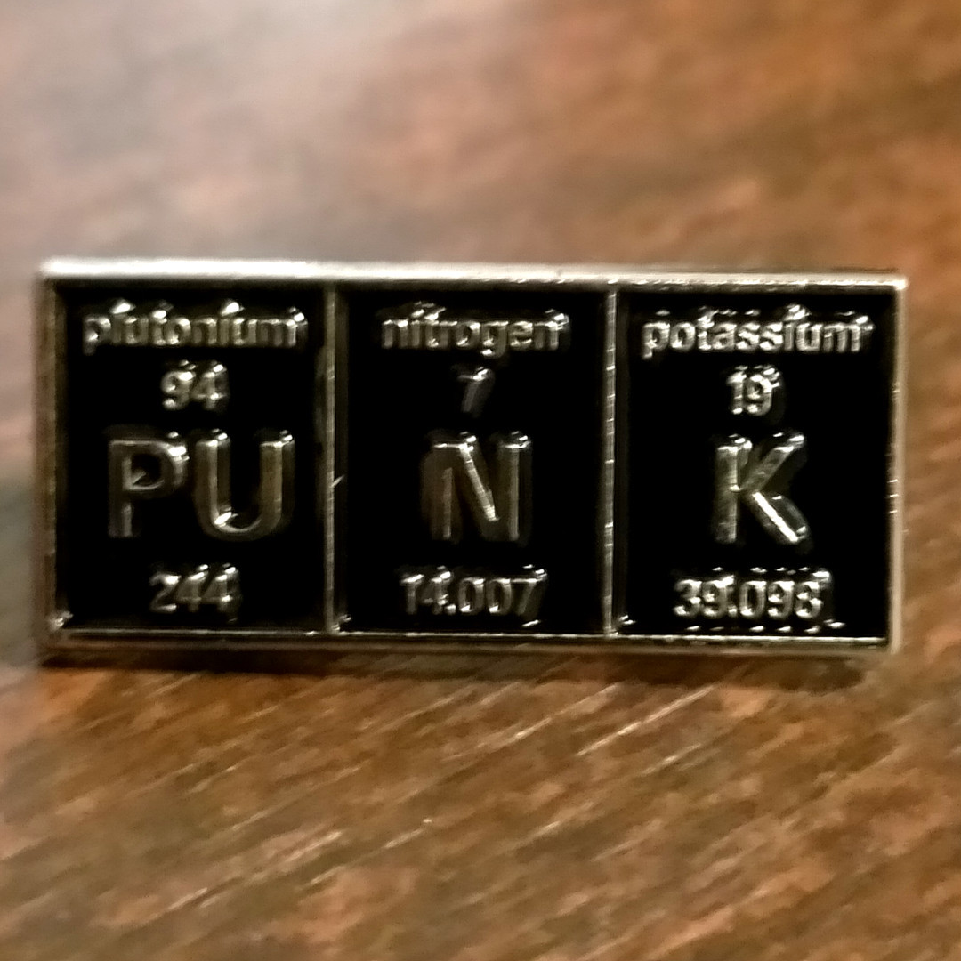 ピンバッチ　横　元素記号　PUNK　パンク　化学方程式 　科学　アインシュタイン　　ピンバッジ　パンクロック　メロコア　_画像1