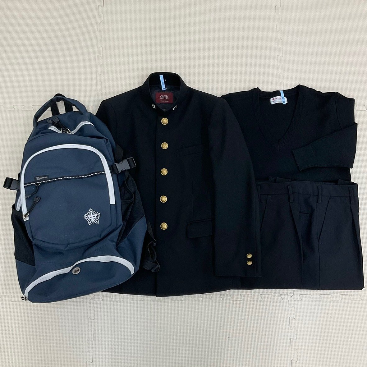 U442/S1053(中古/箱)東京都 奥戸中学校 男子制服4点 /旧制服/小さめ/150A/W61/学ラン/セーター/夏冬ズボン/リュック/黒/レギュラーカラー/_画像1