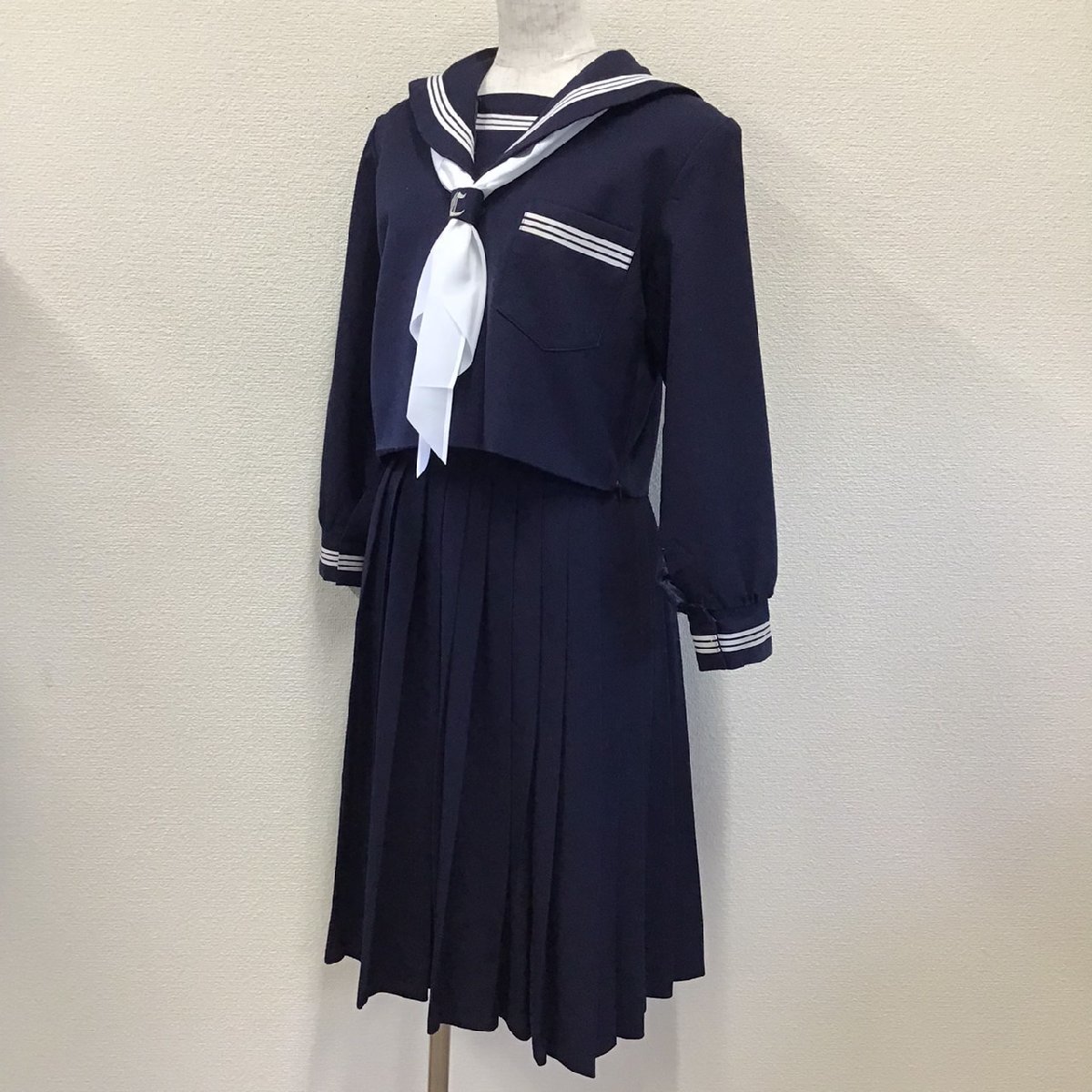 O421/(中古)兵庫県 中部中学校 女子制服3点/M/W69/丈60/冬セーラー/冬スカート/スカーフ/冬服/冬用/紺/白/中学校/高校/女子学生/学生服_画像1