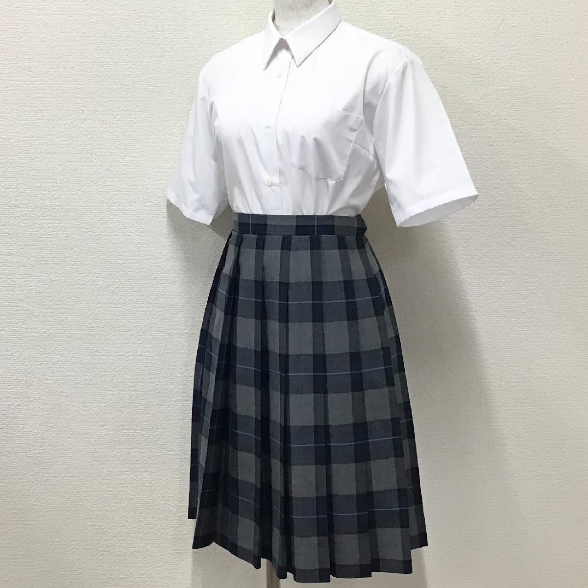 O495/(中古)茨城・栃木方面 女子制服2点 /校名不明/160/W60/丈54/14本/半袖ブラウス/夏スカート/白/チェック柄/夏用/夏服/中学/高校/学生服_画像1