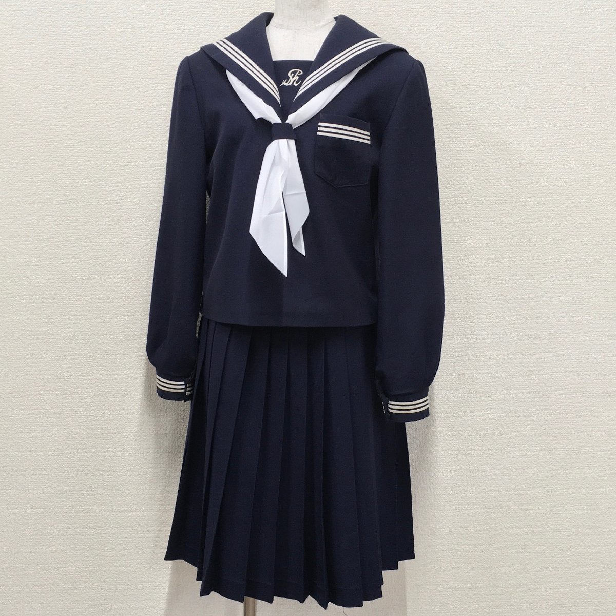 A497/(中古)兵庫県 姫路市立城山中学校 女子制服3点 /170A/W66/セーラー/スカート/スカーフ/白3本/KANKO/冬服/冬服/紺/学生服/中学校/高校_画像1