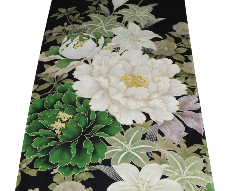 1478番　新品 正絹　振袖用サンプル地端切れ 約98㎝ 　紗綾形に花の地模様入　濃い緑の地色に百合や芍薬の花模様_画像1