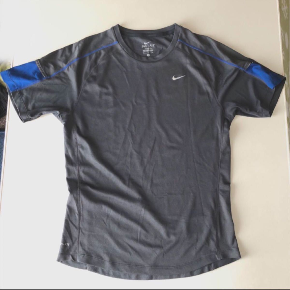 NIKE　ナイキ　半袖Ｔシャツ　トレーニングウェア　Ｓ　ドライフィット　メッシュ スポーツウェア トップス Tシャツ　グレー　半袖