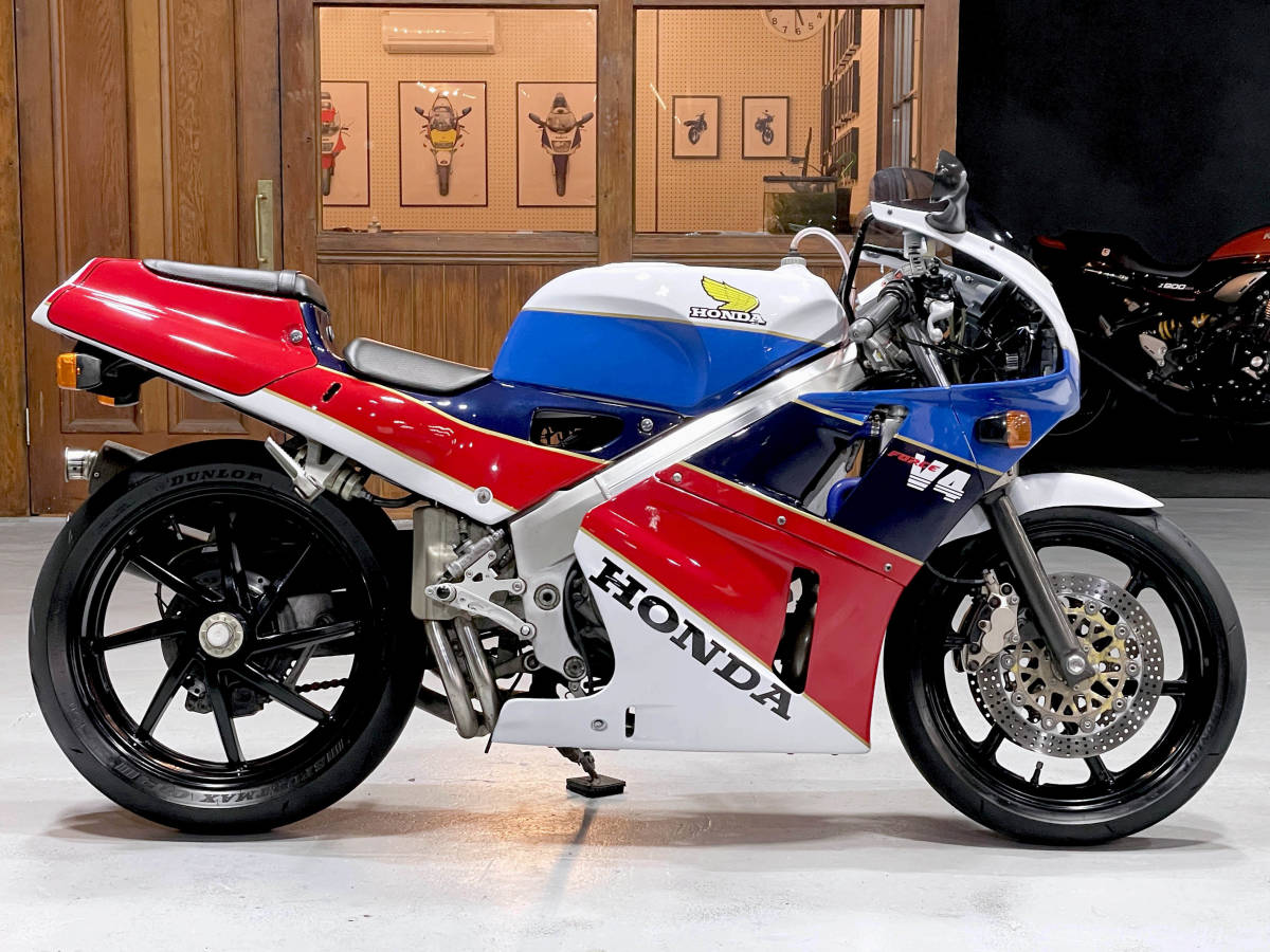 ★厳選特価★ VFR400R NC30 後期 ★動画★ 2本出しカーボンマフラー/バックステップ装備 車検R6年7月 4486_画像1