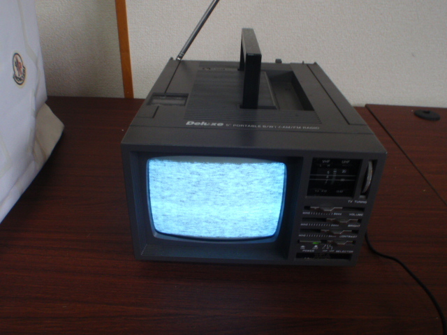 興亜製作所 5インチモノクロテレビ FMAMラジオ付き ACアダプターはファミコン用で動きますの画像2