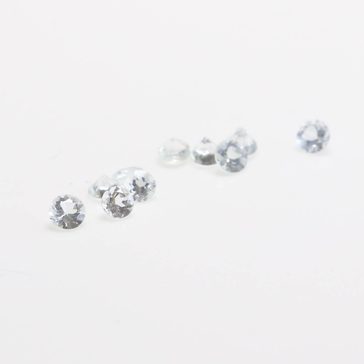  чистый аквамарин 2mm раунд. Rod 10ke.0.34ct