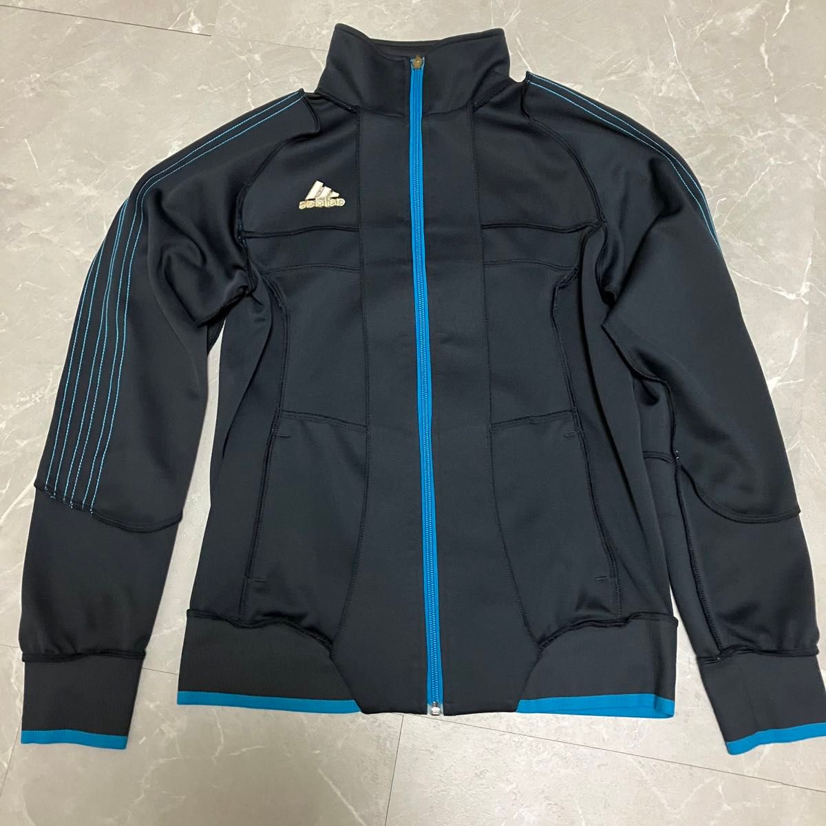 adidas アディダス ジップアップ ジャージ　CLIMALITEジャージ　M　チャコールグレー　青ラメ線　金ロゴ