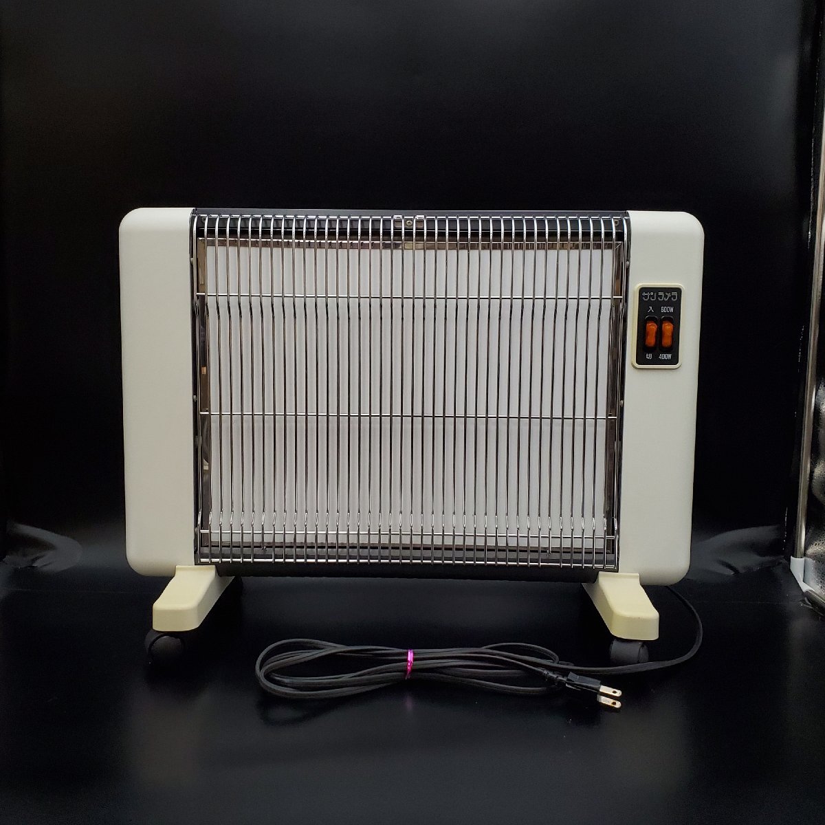 【宝蔵】サンラメラ 遠赤外線ニューセラミックヒーター 400W/600W 二段階切替 過熱防止スイッチ キャスター付 ホワイト 暖房器具 動作品_画像2