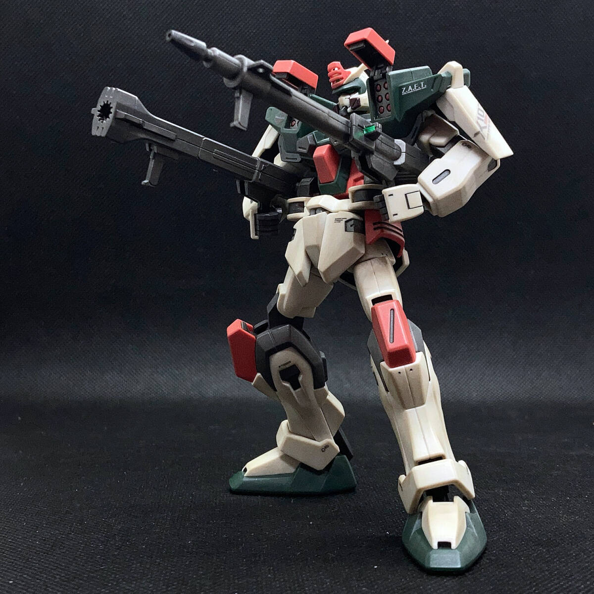 【塗装済完成品】1/144 HG バスターガンダム GAT-X103 半成型色仕上げ　機動戦士ガンダムSEED　バンダイ ガンプラ_画像4