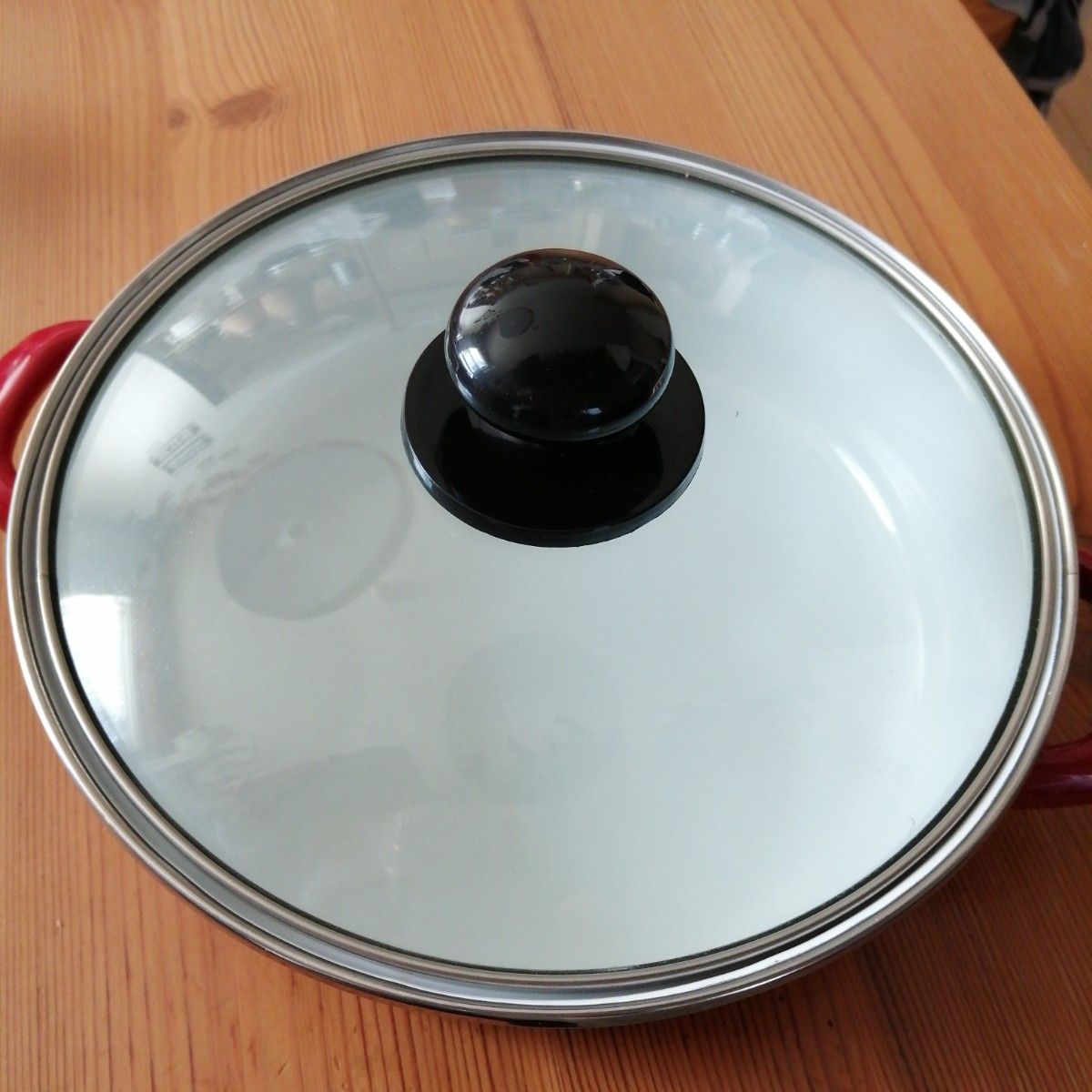 蓋付き　赤い　ホーロー鍋　直径22cm  高さ6.5cm　使用回数１回