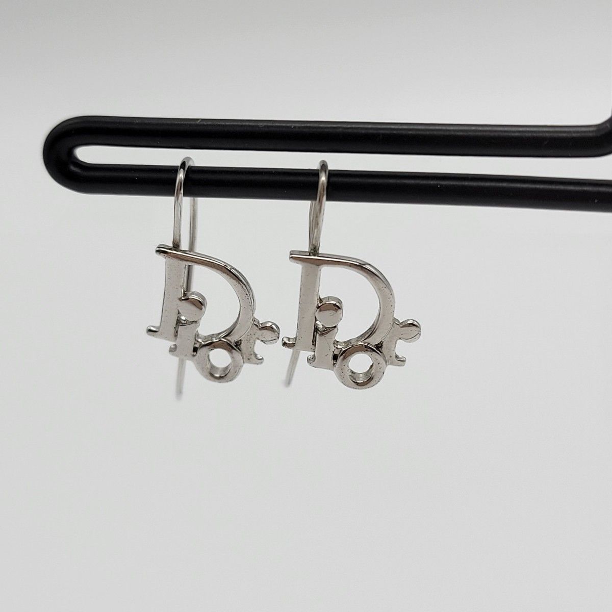 本日限定セール!美品 Dior ディオール シルバー ピアス フック Diorロゴ ロゴ 本日限定セール!美品 Dior ディオール シルバー ピアス フック Diorロゴ ロゴ