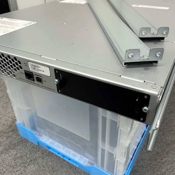 @S1483 現状品 保証無し Fujitsu APC 高機能無停電電源装置 Smart-UPS 1200(FJM1200RMJ1U)バッテリー交換期日/Mar(3月)-2026 レール付属_画像6