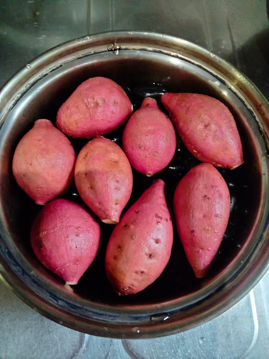 安納いも　こつぶゴロゴロ50ｇ以下 10キロ(箱込み) 　種子島産　安納芋農家直送_15cmのお鍋に入れてみました。