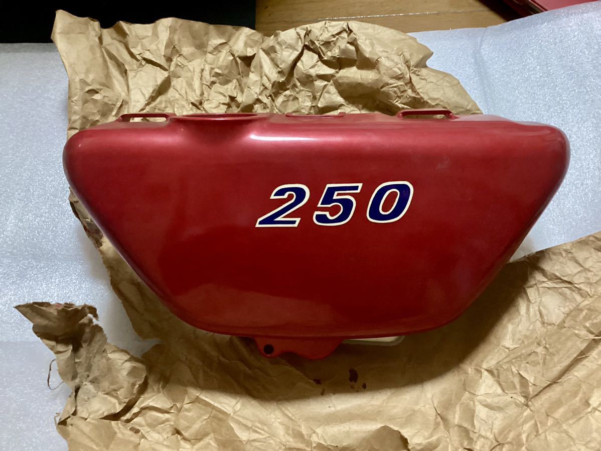 蔵出し　250SS カワサキ　当時もの　希少　サイドカバー　赤　（検索）350SS KH250 KH400 包紙に包まれてました。デッドストック_画像3