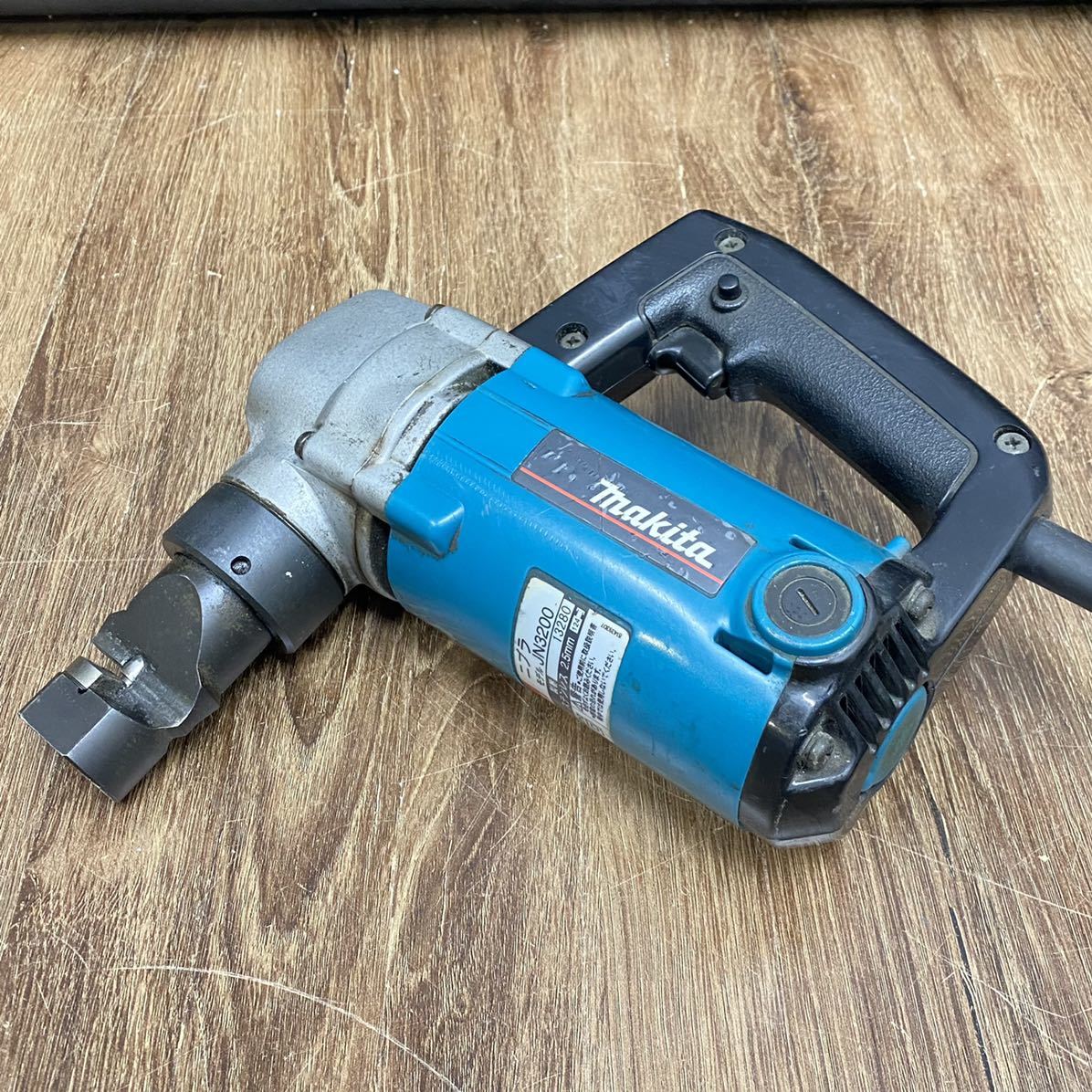 動作品■makita マキタ ニブラ 100V 軟銅板 3.2mm ステンレス 2.5mm 電動工具 コード式 切断機 JN3200 中古品■兵庫県姫路市発 O2_画像2