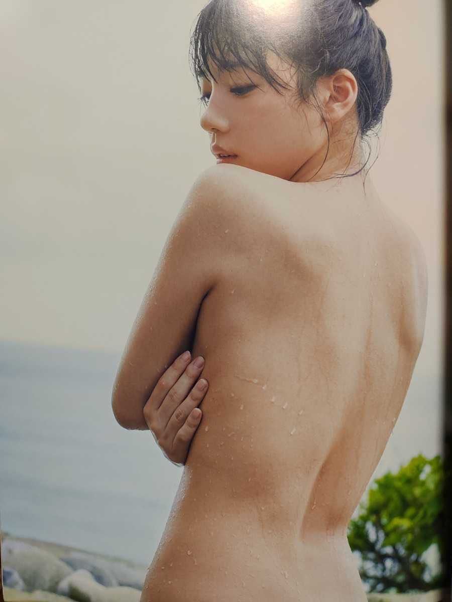 齊藤京子(日向坂46/けやき46) 1st写真集「とっておきの恋人」帯・ポストカード付き_画像8