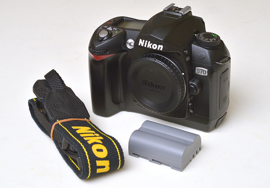 ■ Nikon D70 CCD素子600万画素 ショット数 535枚 ■新品並み・きれいな中古