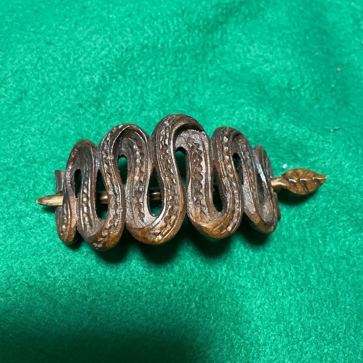 送料込　ハンドメイド　ヘビ柄の髪飾り　木製_画像1