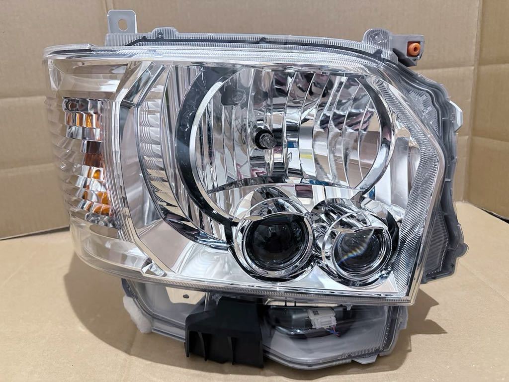 超美品破損無しASSY LEDコンピュータ付 純正 ハイエース 200 系 ワイド LED ヘッドライト 後期 4型 5型 6型 26-137 右 81145-26842 打刻 84_画像1