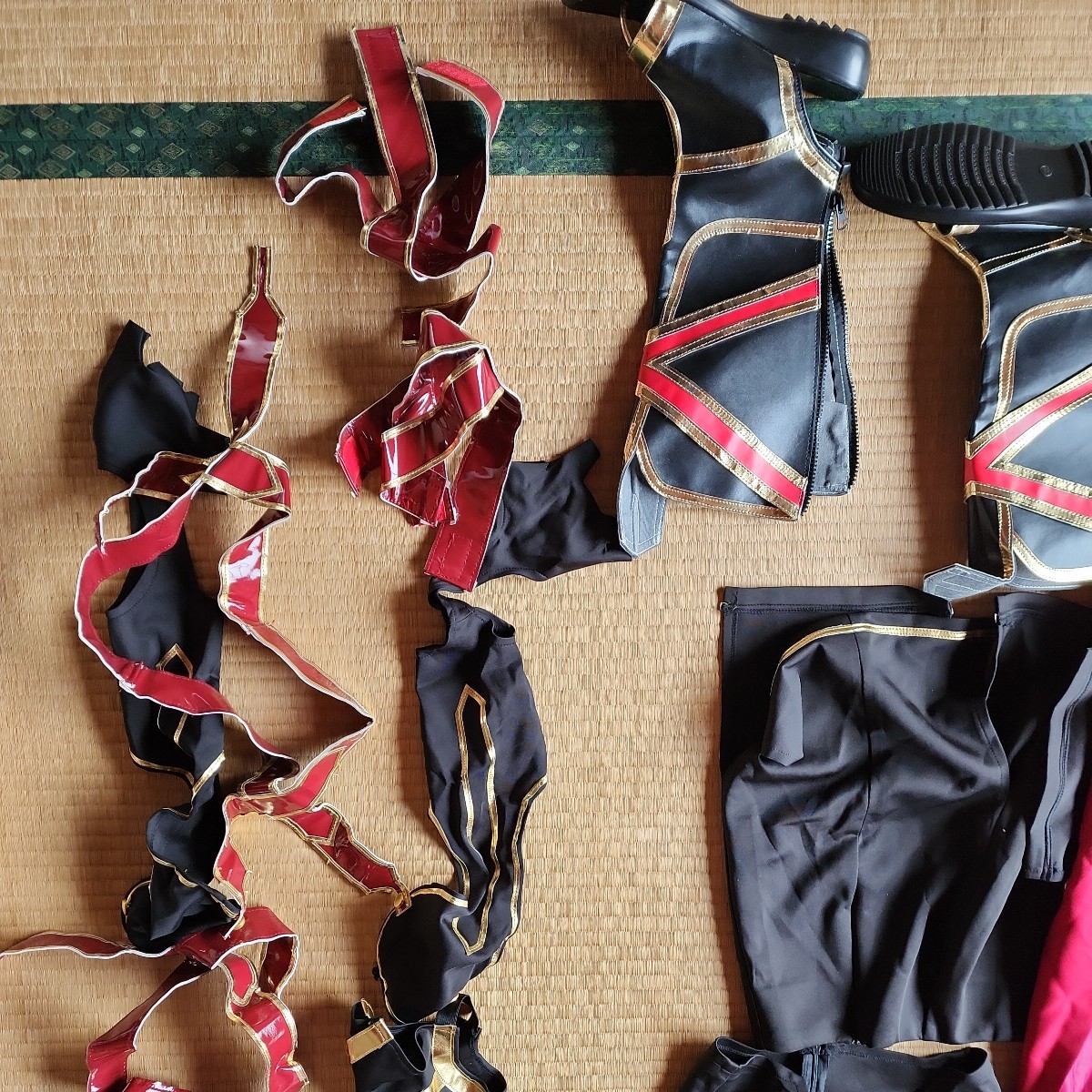 FGOアレキサンダー 　Mサイズ同等　一円スタートコスプレ衣裳　黒と赤にゴールドラインテープ　パーツはエナメル　ブーツあり_画像4