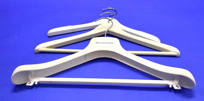BALENCIAGA( Balenciaga ) вешалка 3 шт. комплект Logo вешалка жакет пальто LOGO Hanger пластик из дерева бренд cut and sewn 