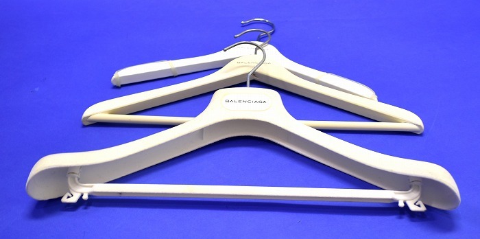 BALENCIAGA（バレンシアガ）ハンガー 3本セット ロゴ ハンガー ジャケット コート LOGO Hanger プラスチック 木製 ブランド カットソー_画像8