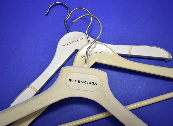 BALENCIAGA( Balenciaga ) вешалка 3 шт. комплект Logo вешалка жакет пальто LOGO Hanger пластик из дерева бренд cut and sewn 